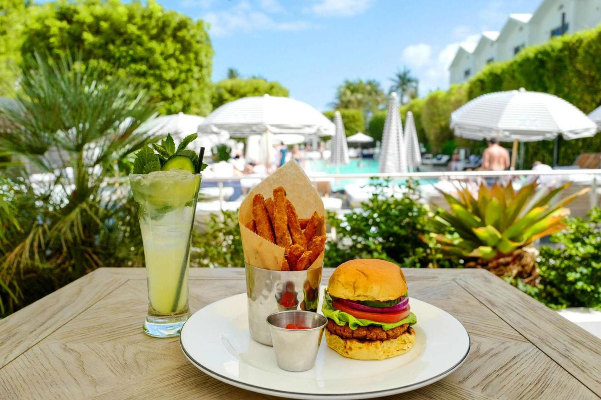 Nautilus Sonesta Miami Beach Eksteriør bilde A vegan burger at the Fontainebleau Hotel in Miami Beach, Florida